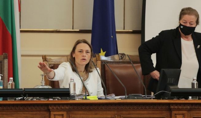 Председателят на Народното събрание Ива Митева предложи да включат гласуването